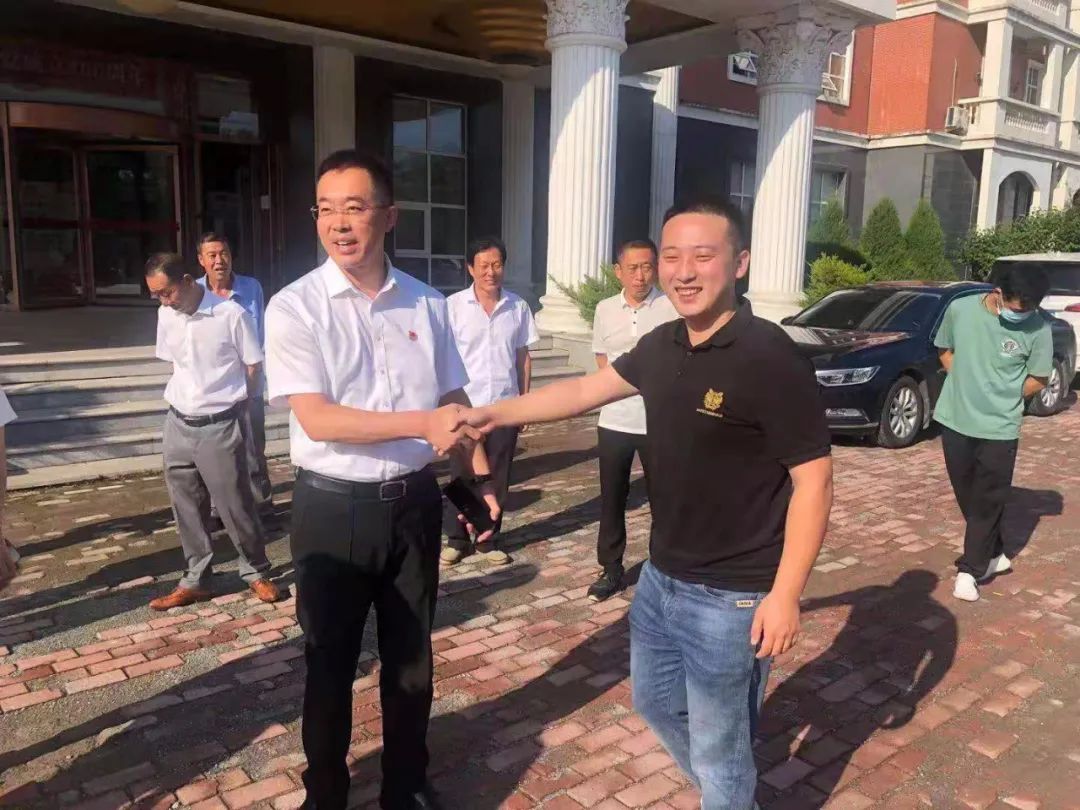 巩固脱贫攻坚成果，，，，，，，，助力乡村振兴——金世豪集团向岫岩县黄花甸镇关门山村送驻村干部工作(图2)